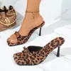 Sandalias Cuadradas de Tira Única Estilo Hada para Mujer 2026 Verano Nuevas Sandalias de Moño Tacón de Aguja Punta Abierta Tacones Altos