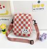 Comercio exterior Bolsa infantil a cuadros bolsa cuadrada pequeña 2022 nueva bolsa de hombro estilo coreano moderna genial bolsa cruzada entrega de una sola pieza simple