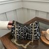 Bolsa de viagem com estampa de leopardo ocidental feminina 2025, nova moda europeia e americana, bolsa feminina com design de nicho, bolsa de ombro simples com axila