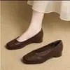 Outono 2026 Novo Estilo Bico Quadrado Baixo Couro Macio Salto Bloco Antiderrapante Sapatos de Mãe Slip-On Pessoa Preguiçosa Solado Macio Confortáveis Sapatos da Moda