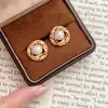 Anillo Espiral Plateado Aretes de Encaje Hueco con Aguja de Plata S925 para Mujer, Pendientes de Perlas de Nicho de Diseñador de Alta Gama, Exquisitos