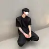 Sentido Metálico Diseño Decorativo de Nicho Sentido de Diseño Hombreras Pesadas Manga Corta Silueta Masculina Top de Media Manga Camiseta de Manga Corta para Hombre