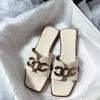 Estilo Popular de Verano Cómodas y Elegantes de Suela Plana Versátiles Abiertas en la Punta Estilo Vacacional Chanclas Cuadradas con Cadena Metálica para Mujer