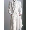 Traje de uniforme de otoño blanco con solapa de pico, frac, cola larga, corte entallado, ceñido a la cintura, chaqueta chaleco larga, moderno