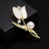 Broche de tulipán antiexposición de estilo coreano, alfiler de mariposa de alta gama, artefacto ajustado a la cintura, accesorios de ramillete simples, alfiler con hebilla de perla