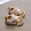 Nuevos estilos de primavera y otoño para zapatos de bebé, incluyendo zapatos para caminar de suela blanda y antideslizantes para bebés niños y niñas, y zapatillas de entrenamiento alemanas para niños pequeños, disponibles para venta al por mayor