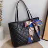 2026 Nuevo Modelo Bolso de Mujer a Cuadros de Comercio Exterior con Forro, Bolso Tote de Gran Capacidad, Bolso Bordado de Diamantes, Bolso de Mano con Pañuelo de Seda
