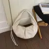 Bolso de Hombro Retro de Cuero Suave Japonés y Coreano 2026 Nueva Moda Bolso Simple Tipo Empanadilla Versátil Ligero para Viajes y Uso Diario