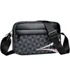 Bolso bandolera a cuadros con estampado de tiburón, un bolso de hombro moderno para hombres y mujeres, ligero y práctico para el uso diario, perfecto para el estilo urbano y para ir al trabajo