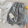 Calça comprida infantil, nova coleção outono 2026, unissex, com corte tridimensional, cor lisa e estampa de letras, calça versátil estilo balloon para bebês