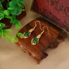 Novos Brincos de Latão Banhado a Ouro com Longo Pingente de Esmeralda Micro-Incustada para Mulheres, Brincos Elegantes e Estilosos, Atacado de Joias