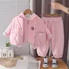 Conjunto de moda otoño e invierno para niñas 2026 nuevo sudadera con capucha de color liso elegante con chaleco conjunto de tres piezas
