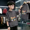 Roupa de Verão Infantil Tendência Street Style 2026 Meninos Algodão Estampado Manga Curta Top Meia Manga