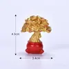 Amuleto da Sorte de Ano Novo: Miniatura de Resina com Letras Vermelhas, Árvore Dourada da Fortuna e Fogos de Artifício "Navegação Tranquila"