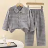 Ropa de estar por casa cálida de polar a cuadros con solapas para niños, conjunto de ropa de estar para niños de nuevo estilo, pijama para niños, ropa para el hogar de bebé