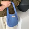 Bolso de mano suave y mullido estilo coreano para mujer, perfecto para otoño e invierno, bolso tote de punto versátil de color liso, ideal para el uso diario y salidas casuales, con correa de muñeca peluda