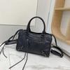 Bolsos de Mujer Transfronterizos de Comercio Exterior 2026 Nuevo Estilo Patrón Agrietado Bolso de Motocicleta Bolso de Mano para Mujer Remache Borla Bolso Bandolera