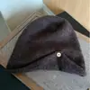 Gorro de Lana Holgado Estilo Coreano Retro con Insignia Metálica para Otoño Invierno 2026 Nuevo para Mujer Cubre Cabeza Cálido Protección contra el Frío Gorro