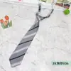 Nueva Corbata JK Fresca de Primavera/Verano para Hombre y Mujer con Rayas Diagonales Estudiante Escolar Cremallera Corbata Perezosa Venta al por Mayor