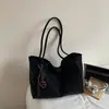 Bolsa de mano tote versátil de ante de gran capacidad con nuevo diseño de nicho de moda al por mayor para mujer, elegante y de lujo ligero para el día a día