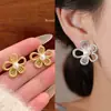 Brincos Flor de Pérola Vazada Retro Francês Nicho de Alto Padrão Brincos de Temperamento Argolas de Brinco de Moda Únicas para o Dia a Dia