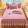 Faldón de Cama Acolchado de Terciopelo de Leche Pieza Única 2024 Nuevo Estilo Princesa Invierno Encaje Terciopelo de Coral Engrosado Colcha Juego de Tres Piezas