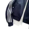 Chamarra sudadera azul marino de tres franjas para hombres y mujeres, estilo corto, limpia para otoño-primavera, cuello alto, chaqueta deportiva de béisbol