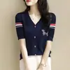 Loja Exclusiva Camiseta Top Manga Curta Color Block com Strass Estampa de Filhote para Mulheres 2026 Primavera/Verão Novo Elegante Top de Malha com Decote V