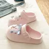 Sandálias fechadas estilo Birkenstock, de nicho e delicadas, para mulheres, novo estilo de verão, versáteis para uso ao ar livre, duráveis e atraentes, sola de EVA, calçados perfurados