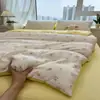 Juego de cama de cuatro piezas de estilo adorable de dibujos animados, amigable con la piel, cómodo, sábana, funda de edredón, juego de tres piezas para cama individual de dormitorio estudiantil.