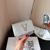 Bolsa Pequena Quadrada Transversal de Ombro Único com Lantejoulas Estilo Coreano para Comércio Exterior 2026 Letra de Personalidade Design Casual Texturizado Elegante para Mulheres
