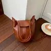 2026 Bolso Cubo de Piel Suave Arrugada para Mujer con Solapa y Cierre de Cordón Correa Larga para Hombro Bolso de Hombro Único Estilo Perezoso Gran Capacidad para Viajar al Trabajo