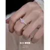 Anillo Minimalista de Zirconia para Mujer, Diseño de Nicho Moderno y Exquisito, Estilo Fresco con un Toque de Alta Gama, Anillo Ajustable para el Dedo Índice de Uso Diario