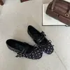Nova Coleção Outono 2026: Sapatos baixos estilo francês com bolinhas pequenas, um laço e tiras duplas - Sapatos Mary Jane para mulheres