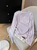 Camiseta de manga larga con cuello redondo para mujer, con un favorecedor diseño en los hombros, hecha de tela fina de color lila claro, perfecta para el otoño de 2026