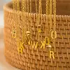 Venta Caliente Transfronteriza Europea y Americana Oro 18K PVD Recubierto al Vacío No se Desvanece Acero de Titanio Minimalista Superficie Lisa Cadena para Clavícula con Alfabeto de 26 Letras