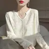 Grinalda de Almofada Branca 2026 Primavera Nova Simples Estilo Coco Chanel Gola Tesoura Camiseta Base Feminina Moda Jacquard Bordado Off-White