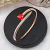 Explosões transfronteiriças pulseira de titânio e aço moda ouro V não desbota cabeça e cauda clássicas cravejadas com pregos fivela de pressão pulseira de aço inoxidável