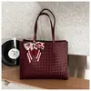 Nova Bolsa Tote Versátil Outono/Inverno 2026 Grande Capacidade Bolsa para o Dia a Dia Bolsa de Mão com Alça de Ombro Moda Versátil Bolsa Feminina