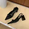 Primeiro Encontro com os Sandálios Fechados de Bico Fino e Salto Grosso da Estação, Estampa Floral Fresca, Sapatos de Fada, Salto Alto Estilo Francês de Costas Abertas Primavera/Verão 2026