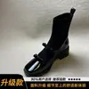 Botas Slim de Salto Bloco e Solado Grosso para Mulheres 2026 Outono/Inverno Novas Botas Stretch Versáteis Modeladoras Estilo Britânico Retrô com Laço Botas de Cano Curto