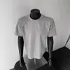 Camiseta curta de manga curta estilo americano, resistente, com detalhes de rebites e ombreiras, para homens, com design cool e moderno, top casual de nicho
