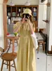Foto real Vestido de manga bufante simples de cor sólida com cordão na cintura, modelagem justa, que rejuvenesce, com chapéu, para mulheres, com temperamento francês.