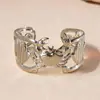 Pulseira Cruzada Europeia e Americana Estilo Metal Caranguejo Peixe Concha Abertura Vazada Pulseira de Nicho com Toque de Luxo Joia de Mão da Moda para Mulheres
