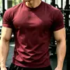 Liquidação de fim de temporada: Camiseta de algodão puro de peso médio, manga curta, corte reto, gola redonda, top atlético masculino para verão e todas as estações, projetada para acentuar o físico
