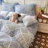 Juego de ropa de cama de cuatro piezas con forro polar para invierno, con tejido de leche polar suave, cómodo y de alta densidad, y un juego de sábanas de tres piezas con temática de cachorros de lunares