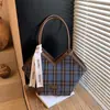Bolsa de Ombro Transfronteiriça para Mulheres, Tendência Outono e Inverno 2025 Nova Moda Bolsa de Ombro Xadrez, Bolsa Tote de Grande Capacidade
