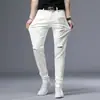 Novos Jeans Brancos de Outono 2026 de Alta Qualidade para Homens, Corte Slim, Calças Brancas Novas Estilosas para Homens com Rasgos, Tendência