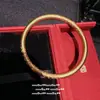 Yang Le Duo Recomenda o Método Antigo de Escultura de Pingentes de Colar Pixiu e Vajra, Bem Como a Pulseira Lisa Natural em Formato de Flor de Íris de Âmbar