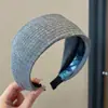Nueva diadema de ala ancha 2026 para mujer, diseñada para levantar la línea del cabello y mantener el cabello en su lugar mientras te lavas la cara, con un estilo retro adecuado para otoño e invierno, y ofreciendo un aspecto sofisticado